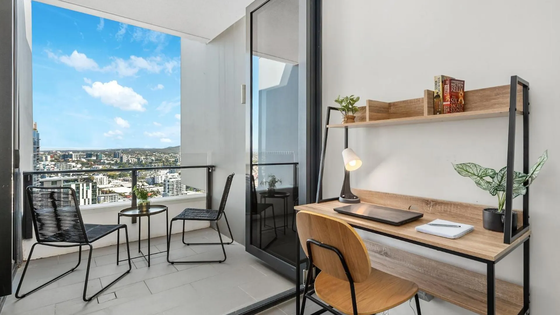 Apartment Top Floor With Gorgeous Views, King Bed, Pool & Gym Brisbane Australia