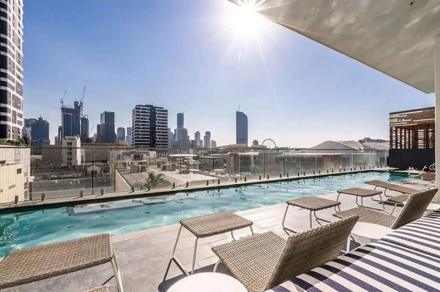 Top Floor With Gorgeous Views, King Bed, Pool & Gym Brisbane Apartment
