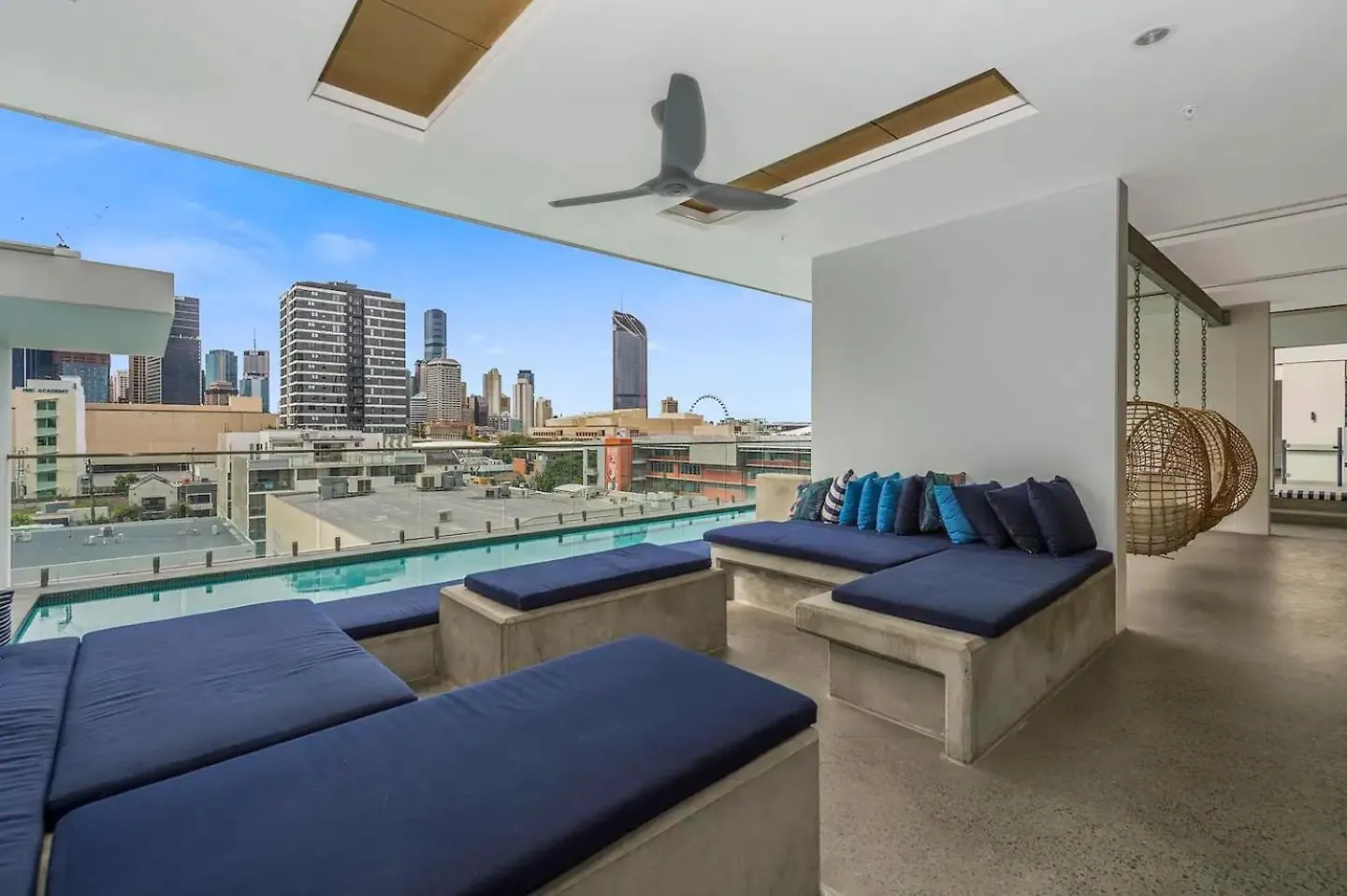 Apartment Top Floor With Gorgeous Views, King Bed, Pool & Gym Brisbane