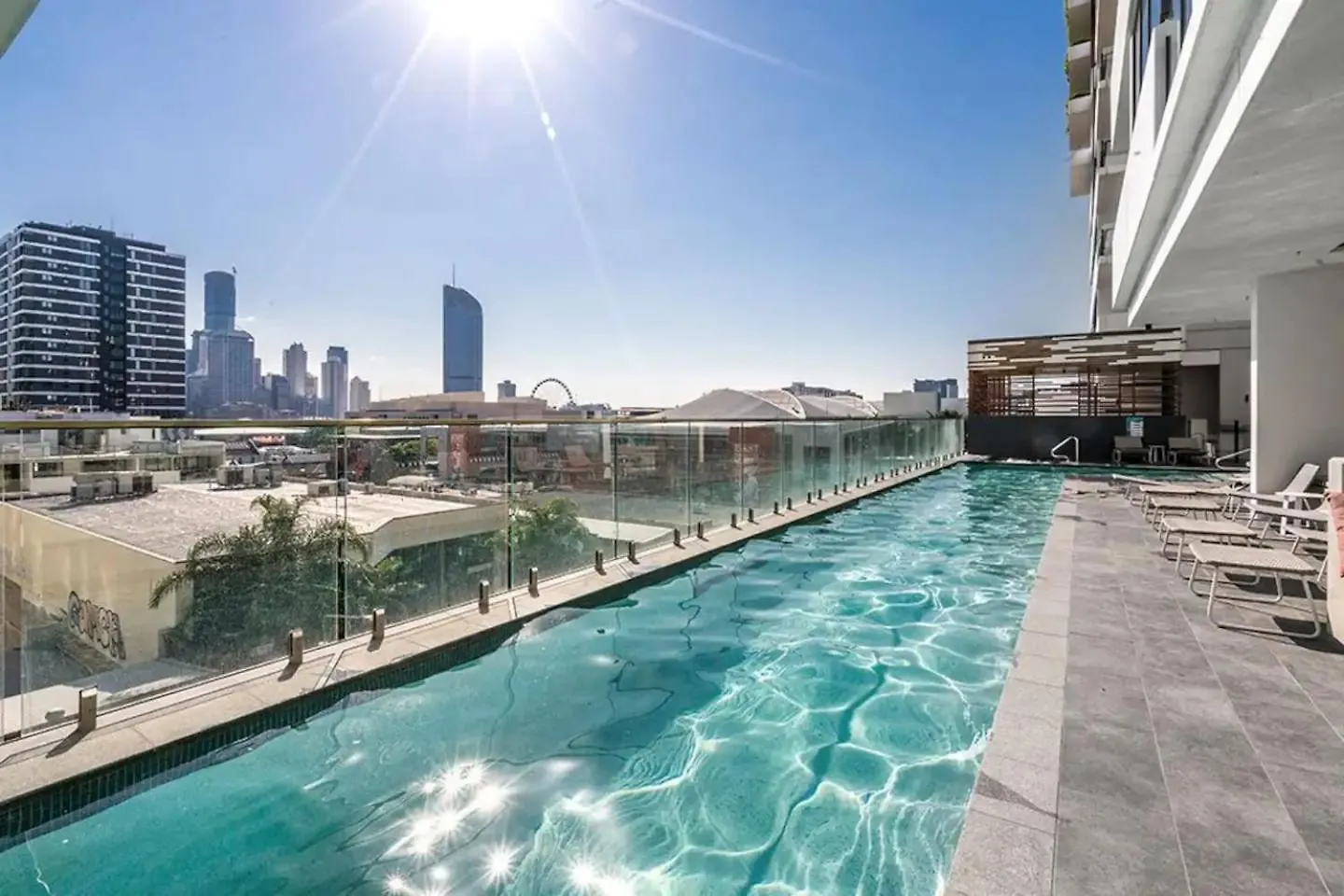 Top Floor With Gorgeous Views, King Bed, Pool & Gym Brisbane