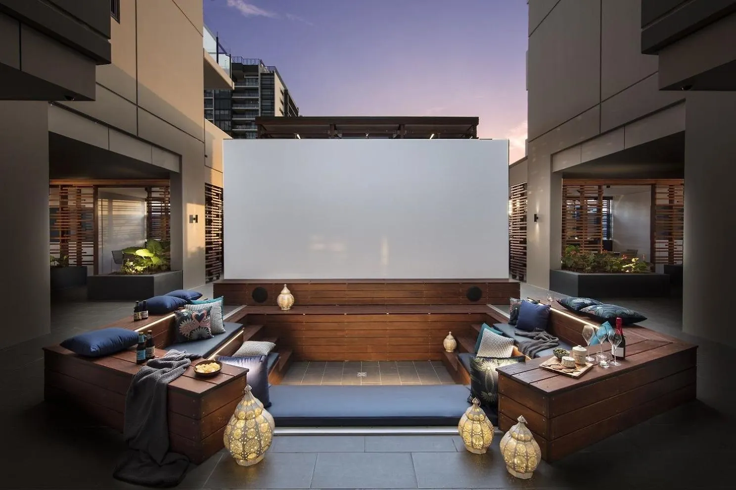 Top Floor With Gorgeous Views, King Bed, Pool & Gym Brisbane Australia