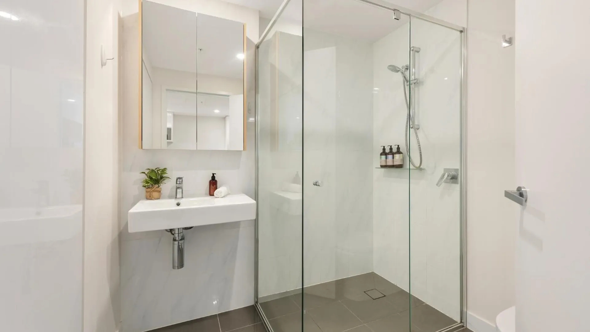 Top Floor With Gorgeous Views, King Bed, Pool & Gym Brisbane
