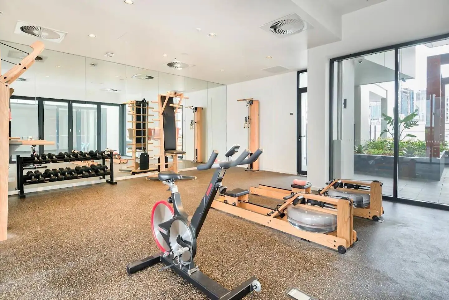 Top Floor With Gorgeous Views, King Bed, Pool & Gym Brisbane Apartment