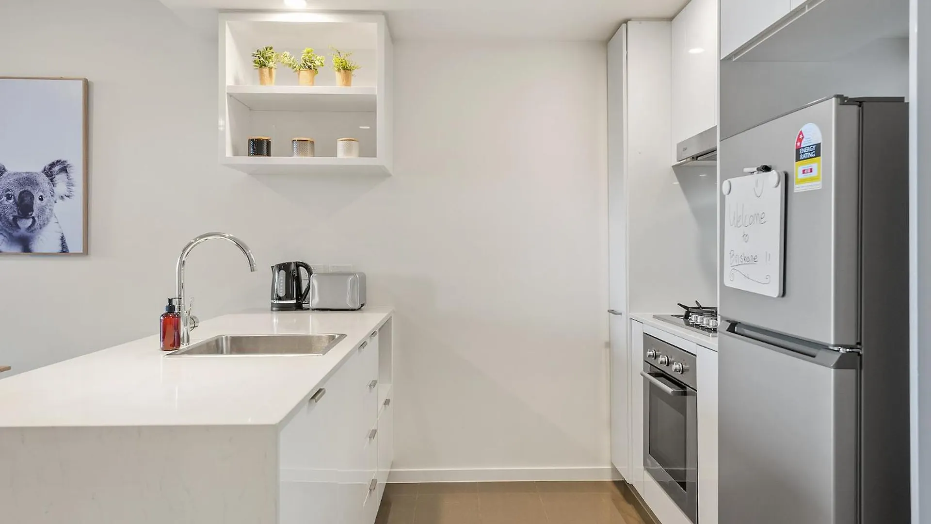 Top Floor With Gorgeous Views, King Bed, Pool & Gym Brisbane Apartment