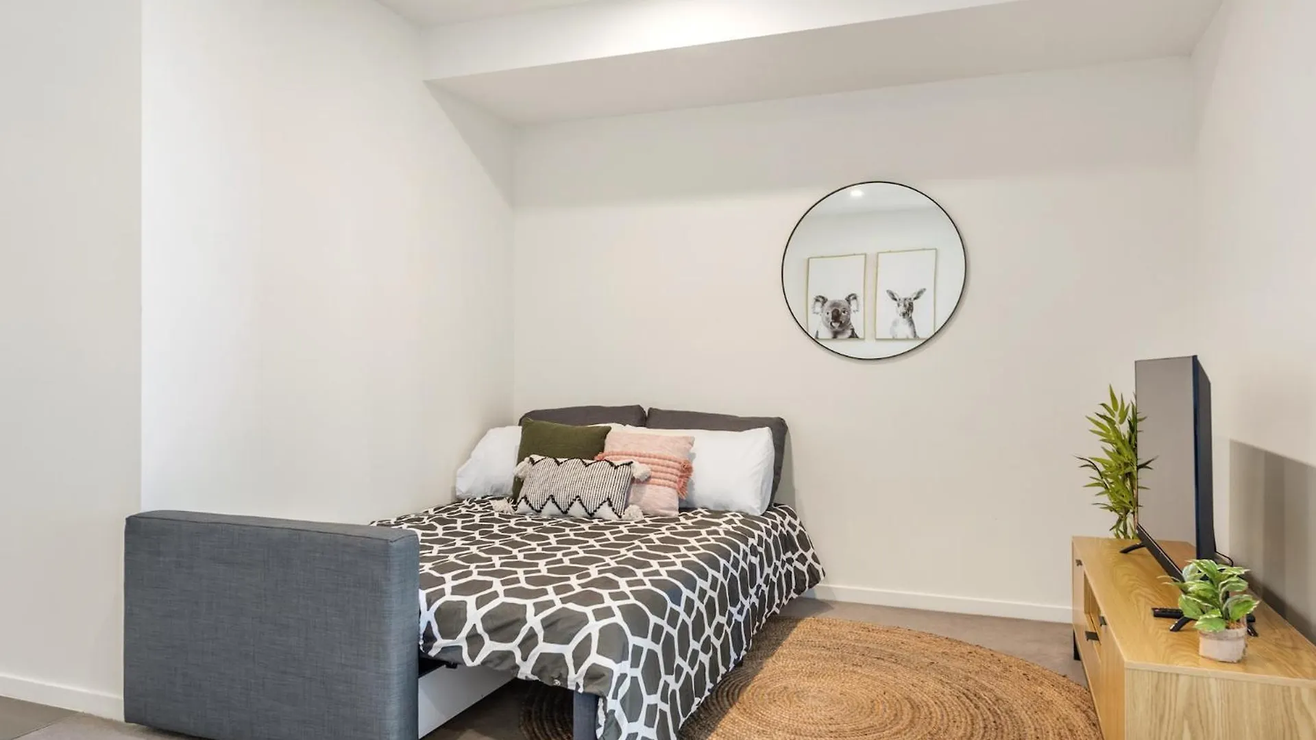 Top Floor With Gorgeous Views, King Bed, Pool & Gym Brisbane