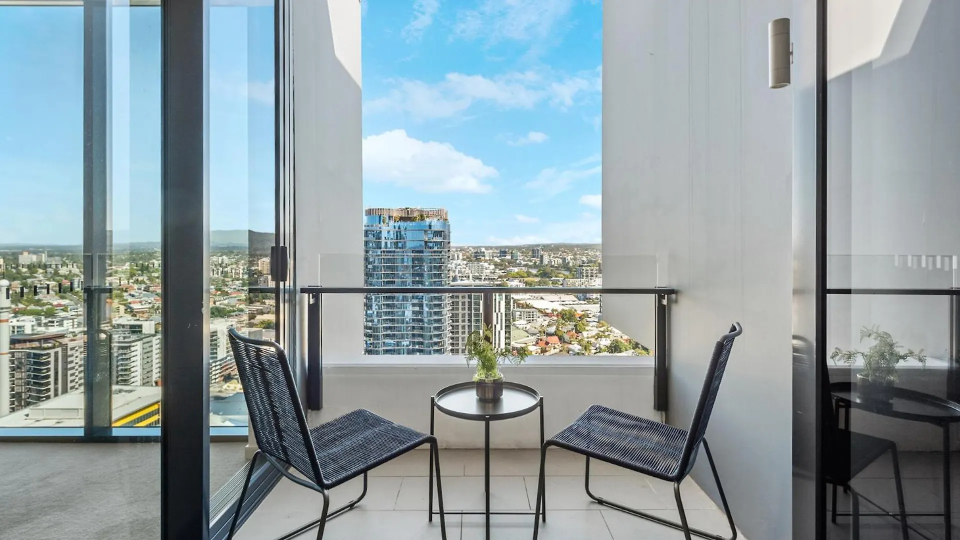 Top Floor With Gorgeous Views, King Bed, Pool & Gym Brisbane Apartment